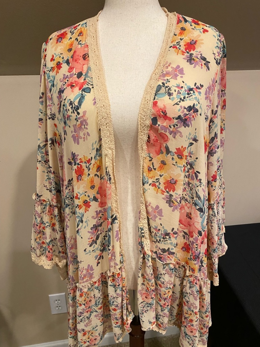 Torrid, Floral Cream Open-Front Kimono, size 2 (18/20)
